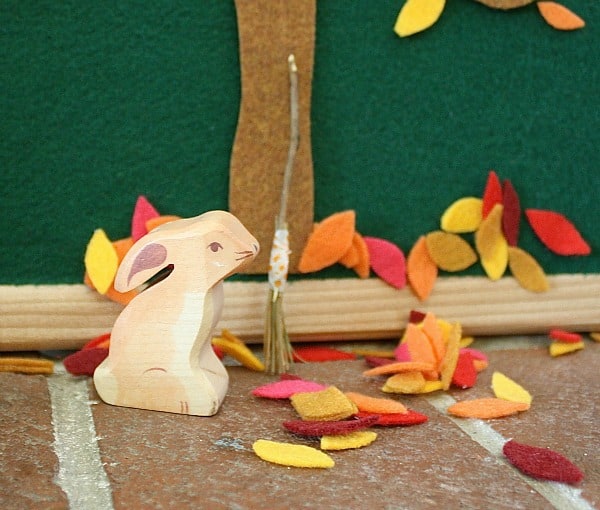 Encourage imaginative play with this fall felt tree play set! (Fall Activity for Kids Inspired by The Little Yellow Leaf)