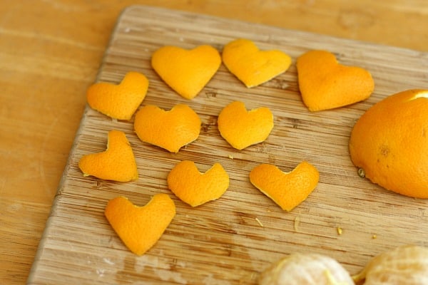 Orange peels are a fun material to use for crafting in the winter. We recently used orange peels to make this craft for kids~ Heart Garland from Orange Peels!