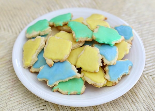 Kids will love making their own cookies based on the story, Little Blue and Little Yellow! ~ Buggy and Buddy