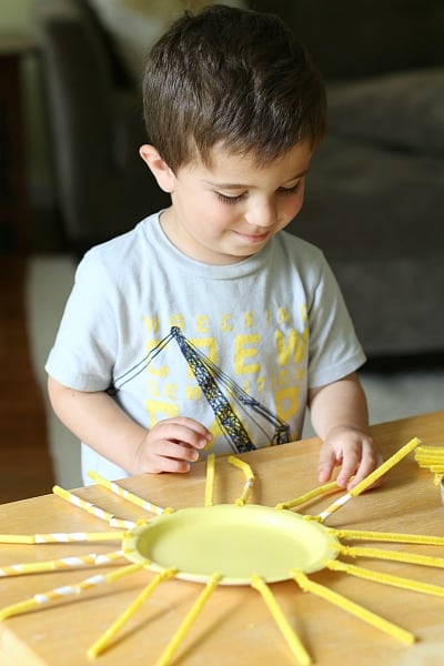This sun craft for kids provides a great opportunity for counting and patterning! ~ Buggy and Buddy