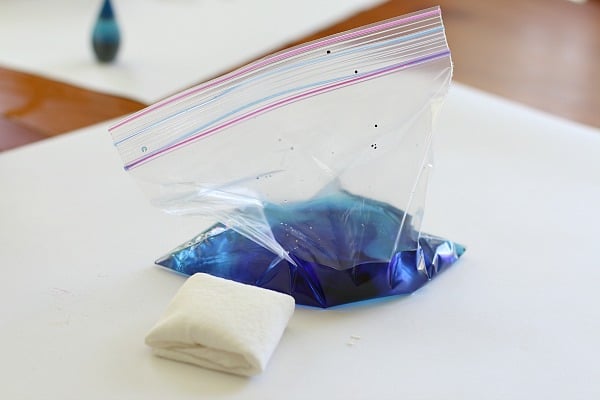 add vinegar and water to baggie