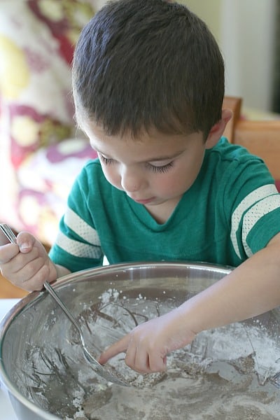 finish making the sandy oobleck recipe by hand